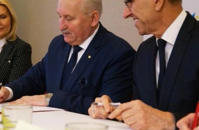 Marszałek województwa warmińsko-mazurskiego podpisał umowy z gminami, które chcą objąć seniorów teleopieką.