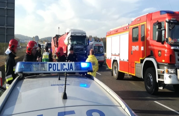 W okolicy Tomaszkowa w ciągu trasy DK 51 doszło do tragicznego w skutkach zderzenia trzech pojazdów ciężarowych. Niestety jeden z kierowców zginął na miejscu. Droga została zablokowana na kilka godzin.