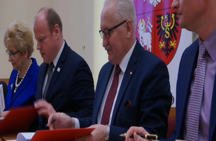 Marszałek województwa warmińsko-mazurskiego podpisał umowę na obsługę połączeń kolejowych w regionie.