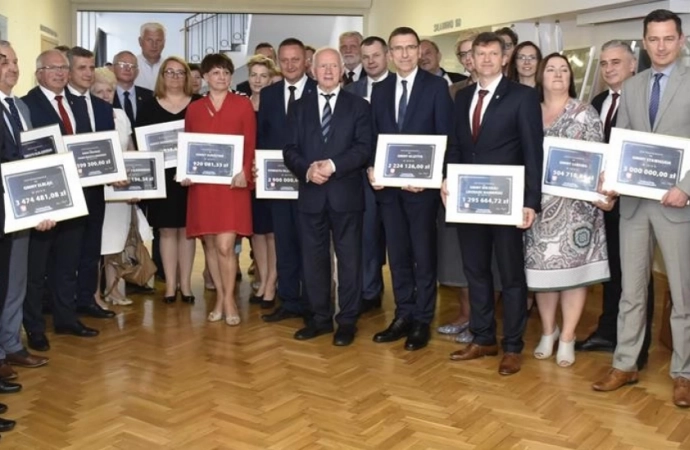 W Urzędzie Wojewódzkim w Olsztynie podpisano umowy na wsparcie remontów lokalnych dróg.