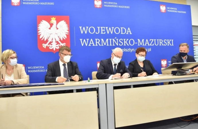 Wojewoda warmińsko-mazurski podpisał z samorządami umowy na dofinansowanie linii autobusowych.