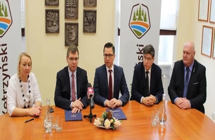 Wojewoda warmińsko-mazurski podpisał kolejne umowy na odtwarzanie przewozów autobusowych.