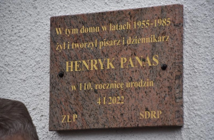 Na budynku przy ul. Księcia Witolda w Olsztynie zawisła tablica poświęcona olsztyńskiemu dziennikarzowi i pisarzowi.