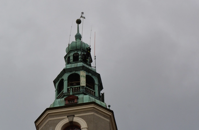 Weekendowe wichury uszkodziły iglicę na wieży olsztyńskiego ratusza.