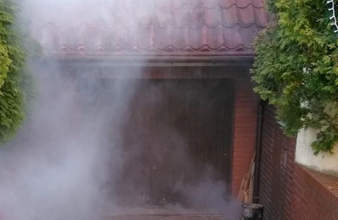 Olsztyńskie Przedsiębiorstwo Wodociągów i Kanalizacji używa dymu do wykrycia nielegalnych przyłączy.
