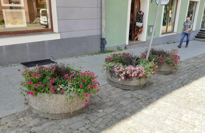 W centrum Olsztyna pojawiły się nowe donice z kwiatami.