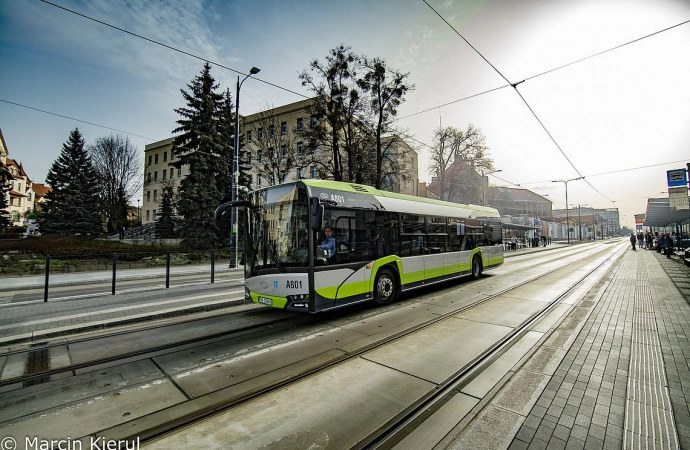 Zwiększa się limit pasażerów w autobusach i tramwajach.