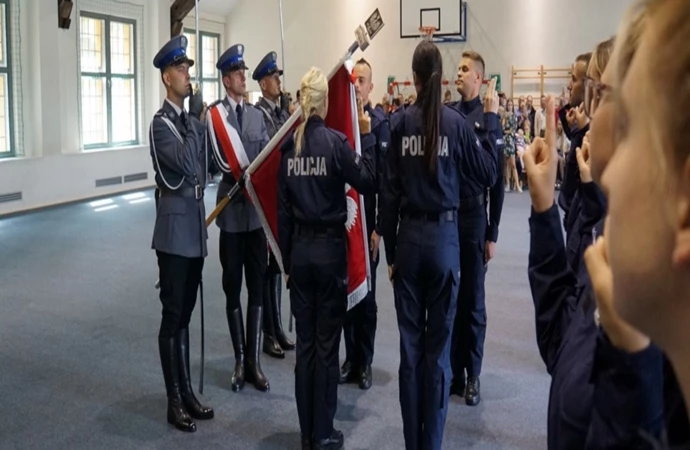 W Olsztynie ślubowanie złożyło 28 nowych funkcjonariuszy policji.