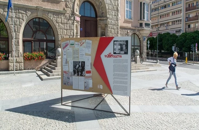 Przed olsztyńskim ratuszem stanęła wystawa przypominająca wybory z 4 czerwca 1989.
