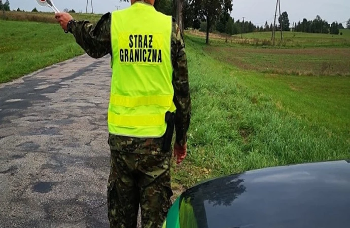 Funkcjonariusze z Placówki Straży Granicznej w Górowie Iławeckim zatrzymali mężczyznę, który pod wpływem alkoholu kierował ciągnikiem.
