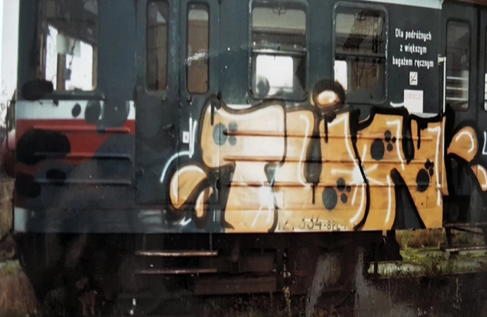 Policjanci z Elbląga zakończyli „artystyczną” działalność 25-latka, który swoje graffiti umieszczał na wagonach oraz na wiadukcie drogowym. Podejrzany „artysta” dokonał strat na ponad 6 tysięcy złotych. Był wcześniej karany za podobne czyny. Grozi mu kara do pięciu lat więzienia.