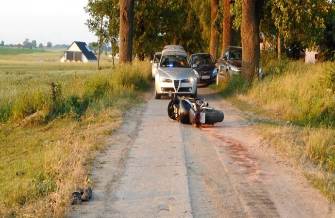 Niedaleko Galin motocyklista wjechał na linę rozciągniętą w poprzek drogi.