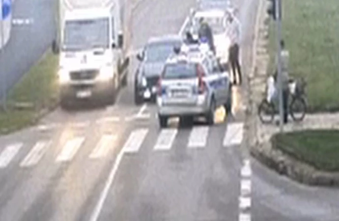 Nietypowa interwencja olsztyńskich policjantów – na jednym ze skrzyżowań zasnął młody kierowca.