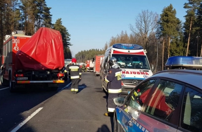 Na drodze nr 51 między Olsztynem a Dobrym Miastem zderzyło się 5 pojazdów, w tym autobus wiozący dzieci.
