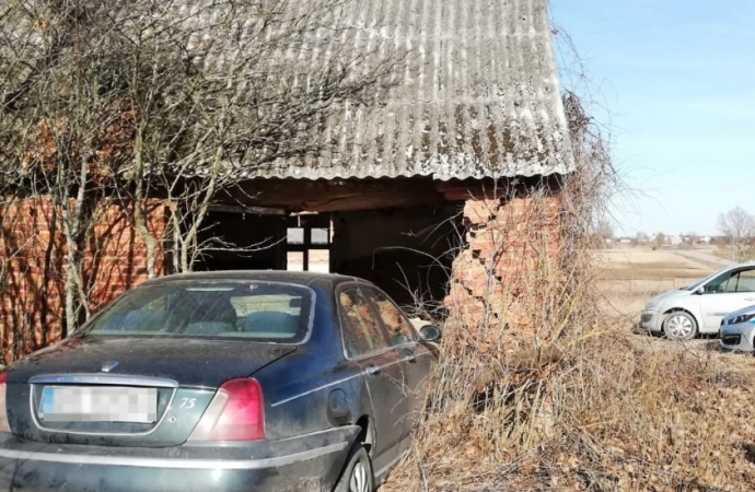 W Milewie niedaleko Ełku rozpędzony samochód uderzył w dom.