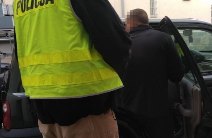 Policjanci z Nowego Miasta Lubawskiego namierzyli złodzieja. Mężczyzna próbował rozjechać interweniujących funkcjonariuszy.