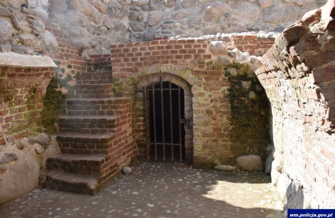 W Szczytnie trzej młodzi mężczyźni włamali się na teren ruin zamku.
