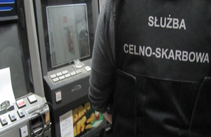 Funkcjonariusze celno-skarbowi z Elbląga szukali nielegalnych automatów do gier. Znaleźli je - a oprócz nich także środki odurzające