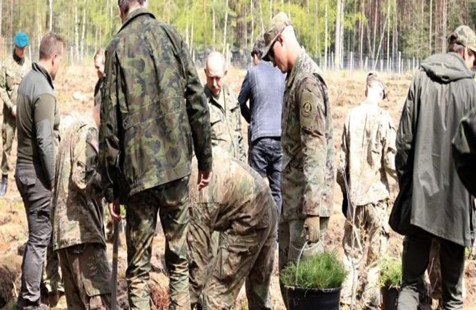 Żołnierze z Międzynarodowej Grupy Batalionowej NATO włączyli się w akcję sadzenia lasu.